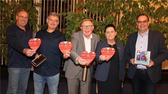 Auch in diesem Jahr wird es an drei Weihnachtsbäumen im Stadtgebiet die Weihnachtswunsch-Aktion der Kinder- und Jugendhilfe Langelsheim geben. (v.l.) Hartmut Richter und Jens Fiebig (Kinder- und Jugendstiftung Langelsheim), Manfred Pawlik (Braunschweigische Landessparkasse), Simone Anders (Volksbank e.G.) und Bürgermeister Ingo Henze.