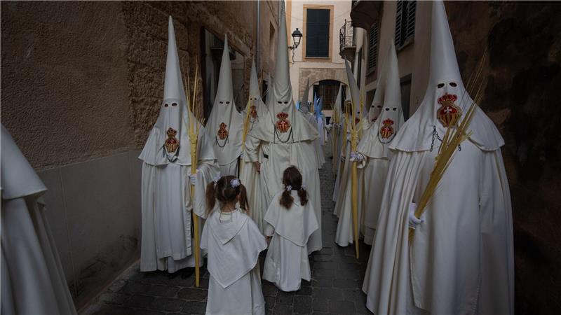Warum vor Ostern so viele Spanier auf den Straßen sind Auch kleine Kinder machen mit. (Foto aktuell)