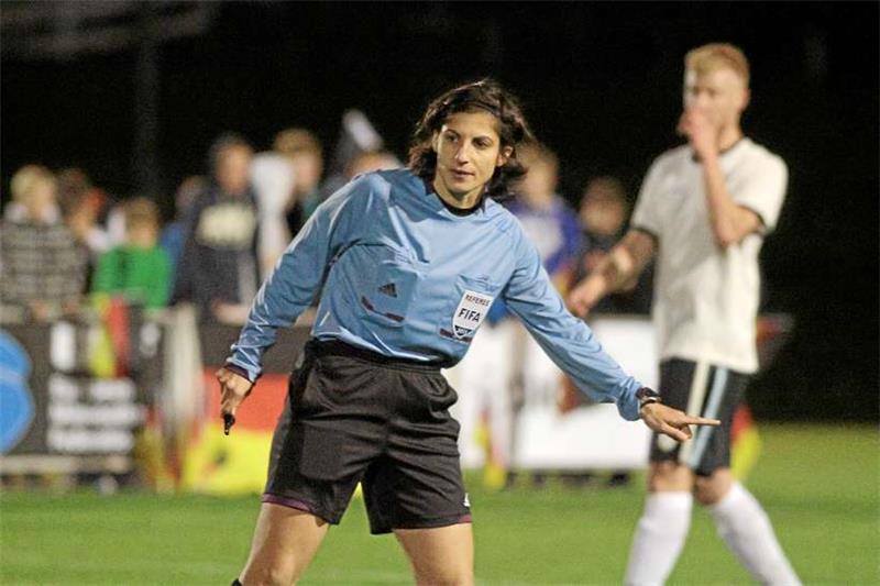 Auch künftig mit dem FIFA-Abzeichen unterwegs: Dr. Riem Hussein, hier beim Kleinfeld-Länderspiel zwischen Deutschland und Polen . Foto: Gietemann