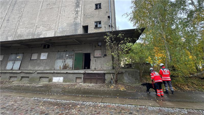 Auch leerstehende Gebäude werden abgesucht.