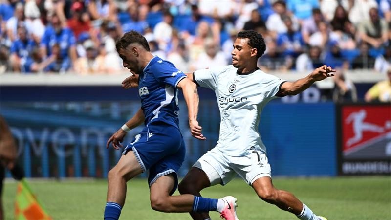 Auch mal die Linie entlang: Karlsruhes Noel Eichinger (l) im Duell mit dem Bielefelder Henri Koudossou. 