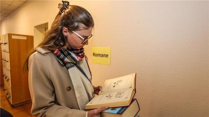 GZ-Volontärin Hanna Schlimme hält ein Buch in der Hand und liest darin.