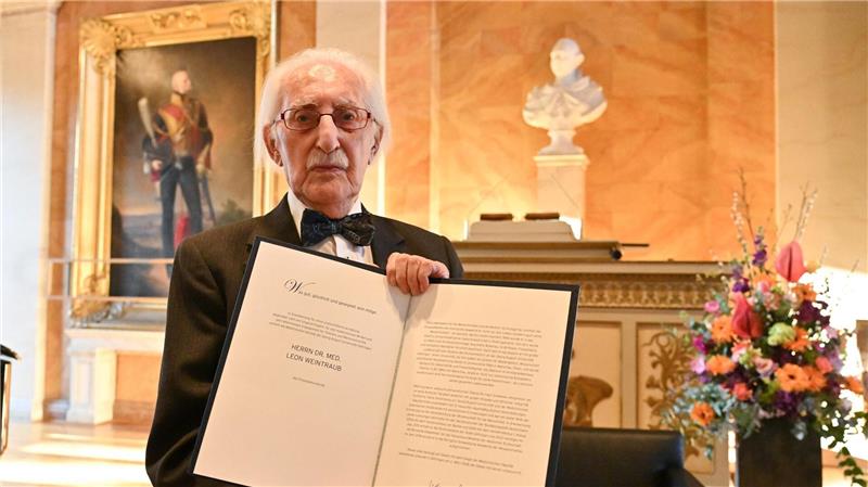 Auch mit 100 Jahren ist Leon Weintraub weiter als Zeitzeuge unterwegs.