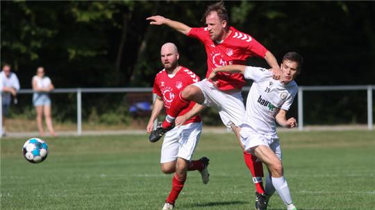 Auch mit 43 Jahren immer mit vollem Einsatz dabei: Lars Gläser (M.) brennt für den FC Groß Döhren und gibt auf und neben dem Platz alles für den Verein.