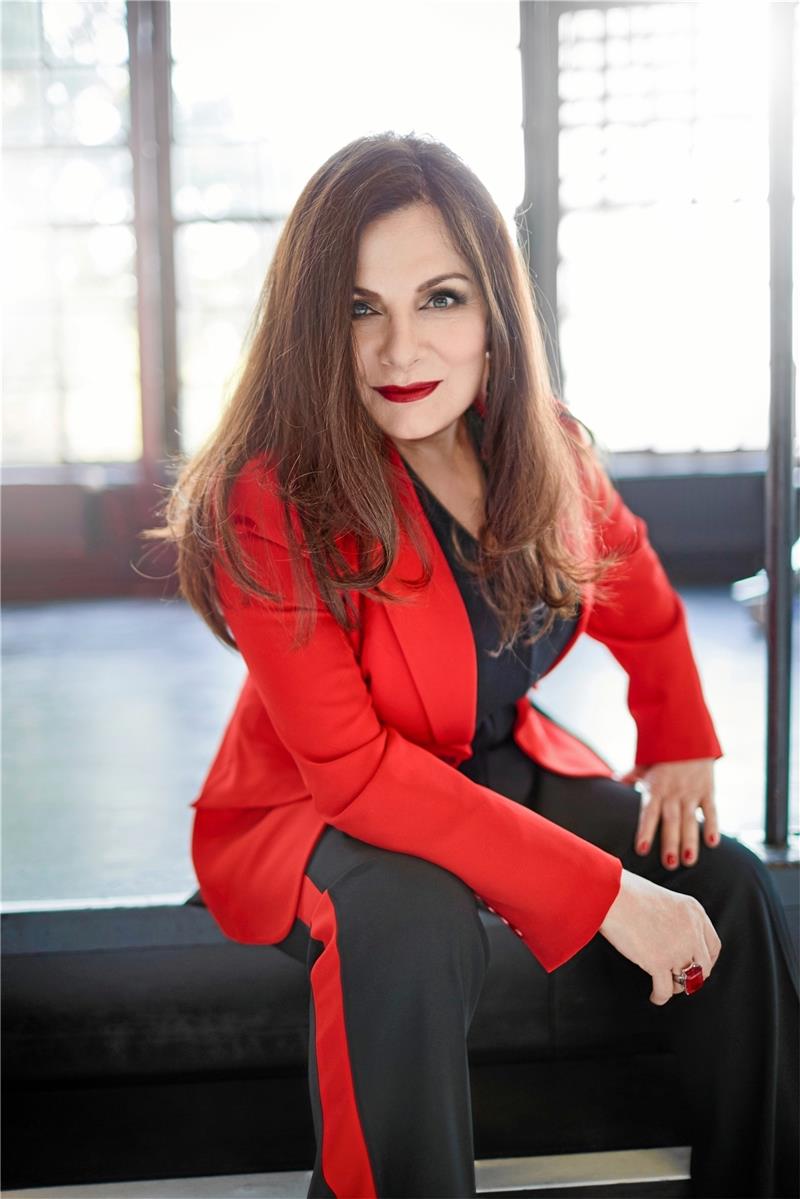 Auch mit 65 Jahren gibt es „noch viel mehr als den Fernsehsessel“, weiß Marianne Rosenberg, und bringt das in dem Lied „Hallo mein Freund“ zum Ausdruck. Ihr neues Album „Im Namen der Liebe“ ist im März auf den Markt gekommen; die Tournee dazu startet erst im nächsten Jahr. Foto: Ludewig