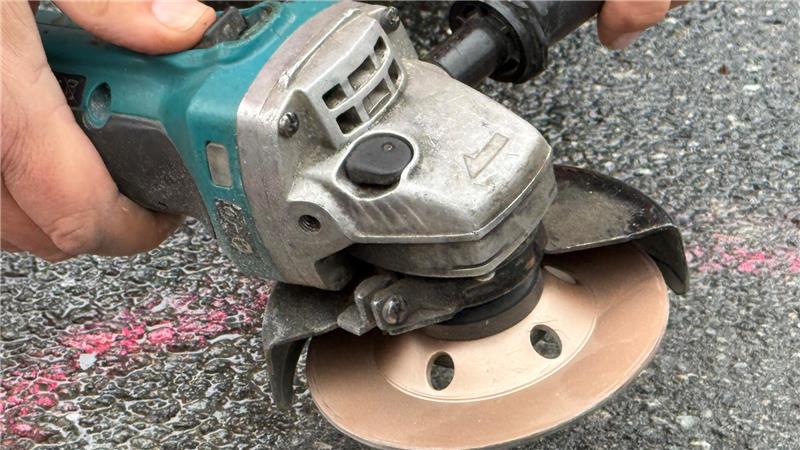 Unbekannte Substanz auf der B4: Jetzt wird die Fahrbahn abgefräst Auch mit der Flex arbeiten die Tester auf dem glatten Untergrund. Ein Teil des Asphalts ist auf einem Testfeld abgeflext worden.