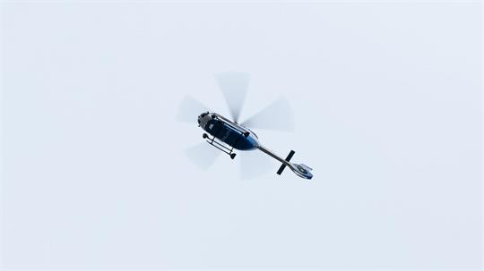 Ein Polizeihubschrauber im Einsatz.