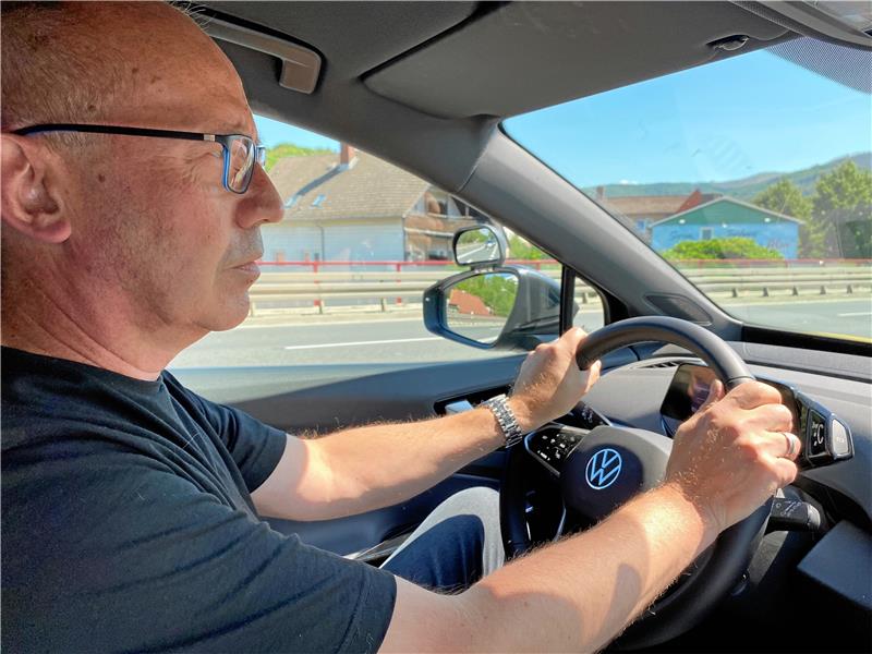 Einmal im Fahrschul-E-Auto durch Bad Harzburg Auch mit einem E-Auto ist man flott, bequem und mit einem guten Gewissen unterwegs, daran zweifelt niemand. Noch allerdings sei, so sagt Fahrlehrer Schilling, selbst in Bad Harzburg die Möglichkeit, den Wagen an öffentlichen Plätzen zu laden, sehr eingeschränkt.