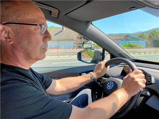 Auch mit einem E-Auto ist man flott, bequem und mit einem guten Gewissen unterwegs, daran zweifelt niemand. Noch allerdings sei, so sagt Fahrlehrer Schilling, selbst in Bad Harzburg die Möglichkeit, den Wagen an öffentlichen Plätzen zu laden, sehr eingeschränkt.