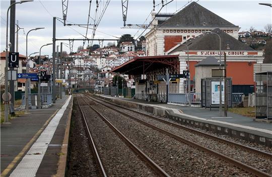 Auch morgen gehen wieder viele Menschen aus Frankreich auf die Straße. Viele Züge bleiben deshalb im Depot.