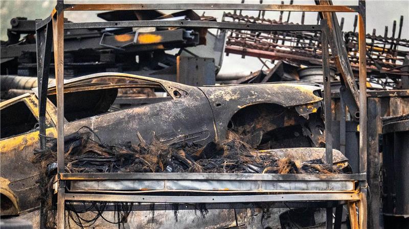 Auch nach Ende der Löscharbeiten konnte die A28 zunächst nicht für den Verkehr freigegeben werden. 