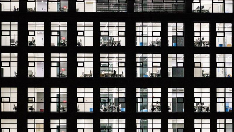 Probleme bei Gewerbeimmobilien: Helaba-Gewinn bricht ein Auch nach dem Ende der Corona-Pandemie bleiben viele Büro-Arbeitsplätze in Deutschland leer. (Symbolbild)