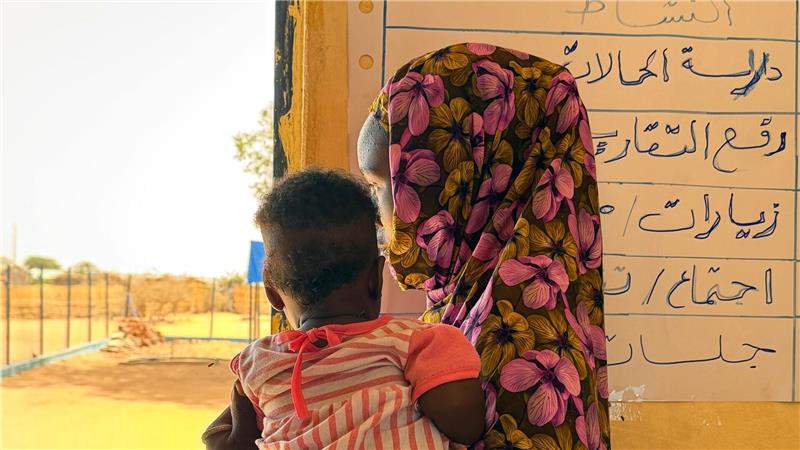 Sudans vergessenes Leid: Leben im Stillstand nach der Flucht Auch nach der Flucht sind Frauen und Mädchen durch Gewalt gefährde - Wahiba hält ihr Kind auf dem Arm.