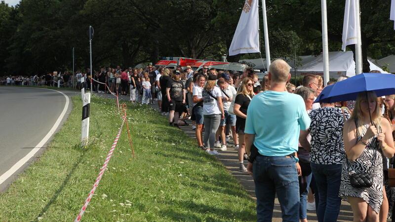 Auch noch nach Einlassbeginn ist die Schlange der Wincent-Weiss-Fans vor dem Konzertgelände etliche Meter lang.