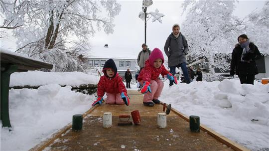 Auch ohne Schnee: Die Treppenterrier aus Bockenem bieten beim Winterfest Spiele für Kinder an, wie hier das Setzbügeleisen-Werfen.