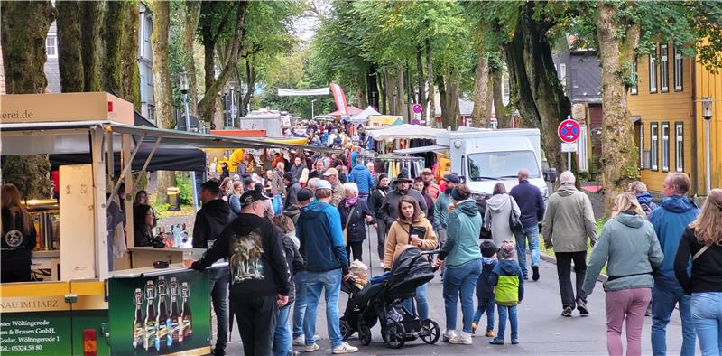 Auch ohne strahlenden Sonnenschein ist beim Bergbauernmarkt viel los.