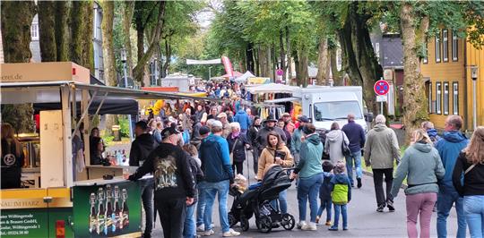 Auch ohne strahlenden Sonnenschein ist beim Bergbauernmarkt viel los.