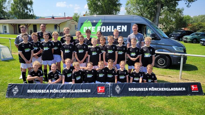 Borussia Mönchengladbach trainiert Fußballnachwuchs in Westerode Auch so ein Mannschaftsfoto will gelernt sein: Fast 30 Kinder üben auf dem Gelände des TSV Westerode drei Tage lang mit Trainern des Bundesligisten Borussia Mönchengladbach.
