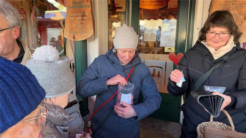 Braunlage: Kommunalpolitiker verkaufen 2000 GZ-Schweinchen im Nu Auch stellvertretende Vorsitzende Julia Fremdling und Schatzmeisterin Michaela Gamenik (r.) vom Sozialfonds bieten die Glücksschweinchen an.