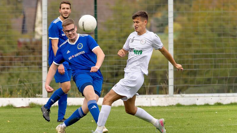 Auch treffsicher: Luca Pätzmann (l.) von der TSG Bad Harzburg II gelingen vier Treffer beim 9:1 gegen die SG Bredelem/Astfeld, hier Mike-Maximilian Neumann. Foto: Drechsler