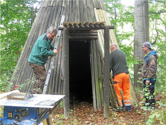 Auch um Instandhaltung und Reparatur der Schutzhütten kümmerte sich der Wegewart Klaus-Peter Kessner (li.). Foto: Schwarz