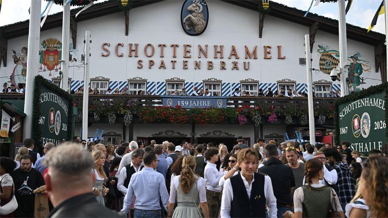 Was es mit dem Streit um die Wiesn-Zelte auf sich hat Auch um die Schottenhamel-Festhalle, in der traditionell das erste Fass angestochen wird, wurde gestritten. (Archivbild)