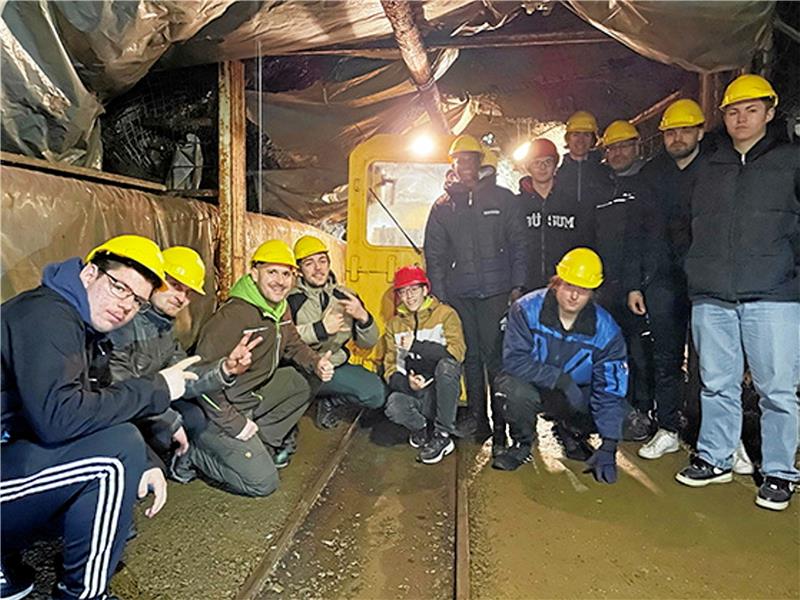 Auch unter Tage gehen die Lerneinheiten weiter. Foto: Privat