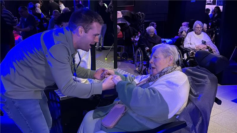 Vom Altersheim auf den Dancefloor Auch viele Bewohnerinnen und Bewohner im Rollstuhl feiern im Club mit. Eine von ihnen ist Charline Bar.
