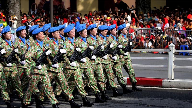 Auch viele Soldatinnen marschierten bei der Parade mit.