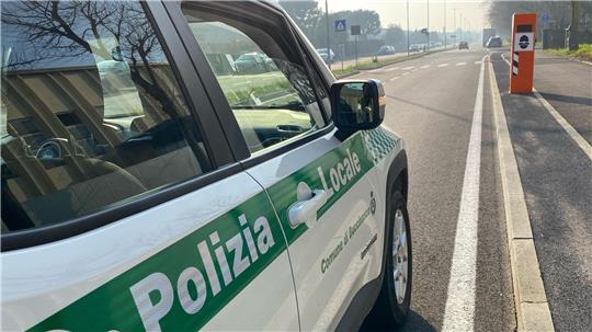 Auch vielen deutschen Urlaubern bekannt: Blitzer-Säulen in Italien. (Archivbild) 