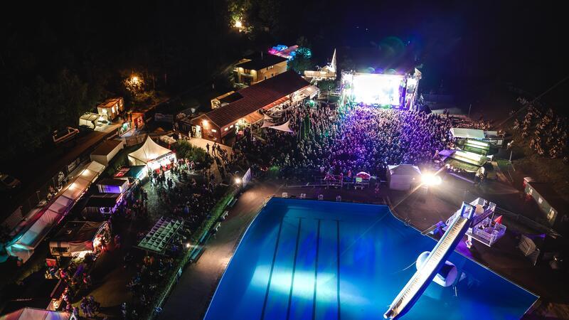 Auch von oben und bei Nacht liefert das Festival in Wolfshagen beeindruckende Bilder.