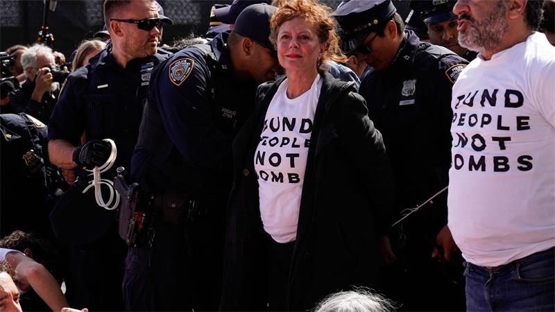 Konfrontiert mit Protest: Netanjahu verteidigt Kriege bei UN Auch vor dem UN-Gebäude gab es Protest. Schauspielerin Susan Sarandon wurde festgenommen.