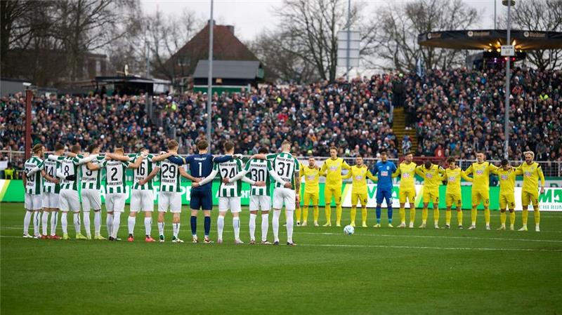 Attacke in Magdeburg: Gedenkminute bei Fußballspielen Auch vor dem Zweitligaspiel in Münster gab es eine Gedenkminute.