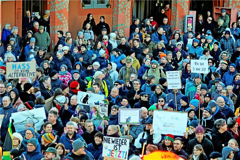 Auf dem Marktplatz rücken sie alle zusammen Auch vor den verschlossenen Türen der „Kaiserworth“ stehen die Menschen dicht an dicht und haben aufgeschrieben, was ihnen politisch wichtig ist.