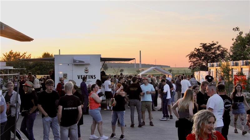 Mittsommerfeste im Nordharz: Tausende feiern zum Sommeranfang Auch vor der landwirtschaftlichen Halle bei Bredelem, die zur Veranstaltungslocation umfunktioniert ist, herrscht Trubel.