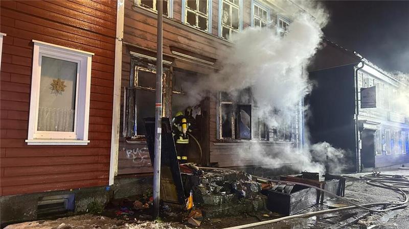 Auch wenn „Feuer aus“ gemeldet werden konnte, gibt es für die Feuerwehr noch einiges zu tun.