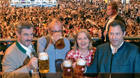 Auch wenn Markus Söder eigentlich nicht gerne Bier trinkt - fürs Foto auf dem Oktoberfest gehört auch für ihn der Maßkrug natürlich dazu. (Archivbild)