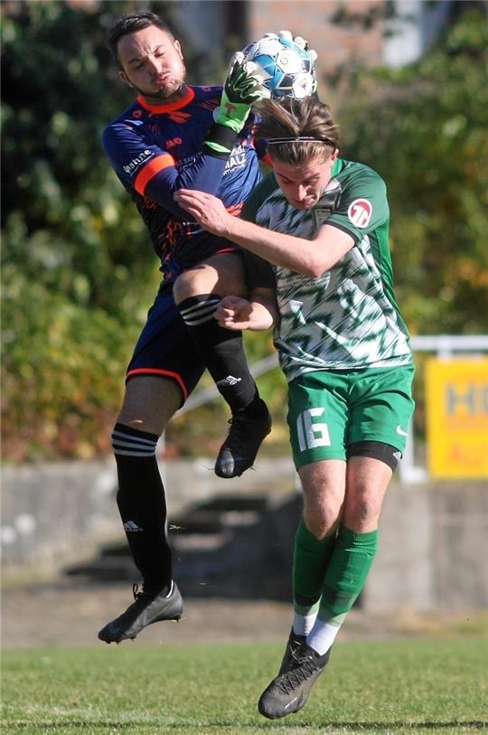 Auch wenn Okers Schlussmann Pierre Holzberg hier vor einem Üfinger Spieler rechtzeitig zupackt, verliert der VfL mit 1:2. Foto: Gietemann
