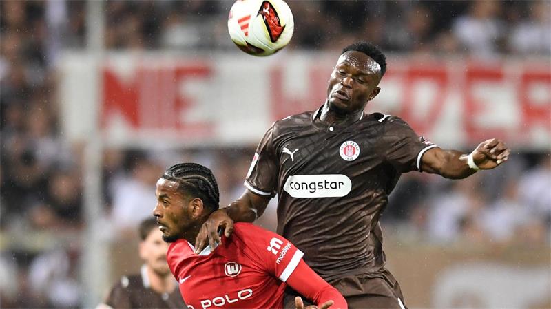 Auch wenn St. Paulis  Abdoulie Ceesay diesmal über Wolfsburgs Cleiton steht, das Spiel des FC St. Pauli gegen VfL Wolfsburg war ein Kampf auf Augenhöhe. 
