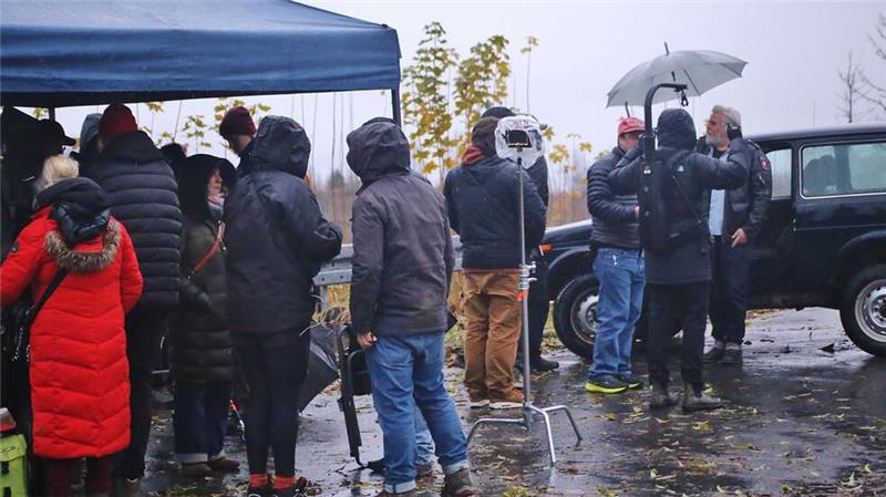 „Harter Brocken“: Folge erfordert Schwerstarbeit für Maskenbildner Auch wenn das Filmteam größtenteils Glück mit dem Wetter hat, kommt an einigen Tagen auch der Regenschirm zum Einsatz.
