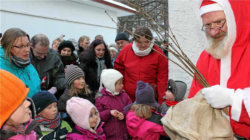 Der Nikolaus verteilt vor der Bergbahn kleine Geschenke an die Kinder. Auch wenn der Andrang beim Bergbahn-Nikolaus heute nicht mehr mit dem aus den 70er-Jahren zu vergleichen ist, wird der Mann im roten Mantel doch stets umlagert. 