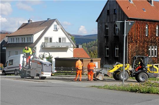 Auch wenn der Doppelhaushalt noch nicht einmal vorgestellt worden ist: Nach der Schneeschmelze kann die Stadt sofort mit den Straßenflickarbeiten beginnen, weil der Nachtragsetat genehmigt ist. 150.000 Euro sind dafür eingeplant.  Archivfoto: Eggers