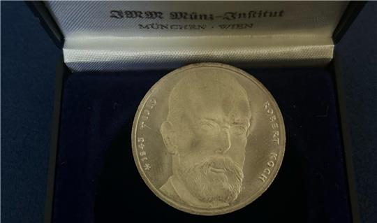 Auch wenn die Robert-Koch-Medaille nicht aus Gold ist, ist sie dennoch schön anzusehen. Sieben Stück sind in einem Schrank des Rathauses aufgetaucht.