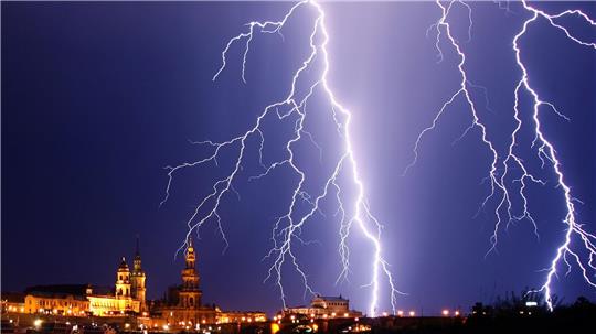 Auch wenn dieser Blitz über Dresden beeindruckend aussieht - die Stadt liegt im Ranking nur auf Platz 331. (Archivbild)