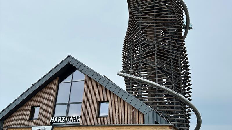 Die komplette Eröffnung des Harzturms ist absehbar Auch wenn er schon besucht und zu Fuß über mehr als 300 Treppenstufen erklommen werden kann: Der Harzturm ist noch nicht fertiggestellt und präsentiert sich den Besuchern auch während der großen Ferien als Baustelle.