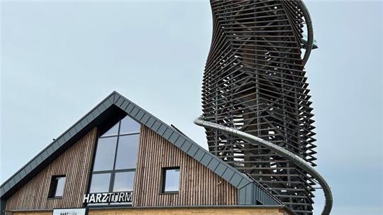 Auch wenn er schon besucht und zu Fuß über mehr als 300 Treppenstufen erklommen werden kann: Der Harzturm ist noch nicht fertiggestellt und präsentiert sich den Besuchern auch während der großen Ferien als Baustelle.