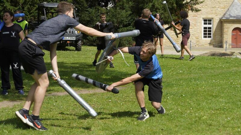 Auch wenn es brutal aussieht: Beim Jugger geht es in erster Linie darum, den Gegner mit den Pompfen zu berühren.