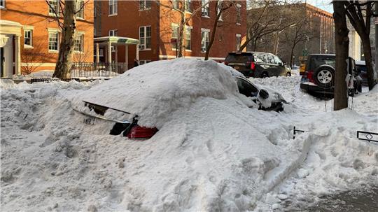 Auch wenn große Teile Deutschlands unter einer weißen Schneedecke liegen - die Menge reicht nicht an die Schneemassen in den USA heran.