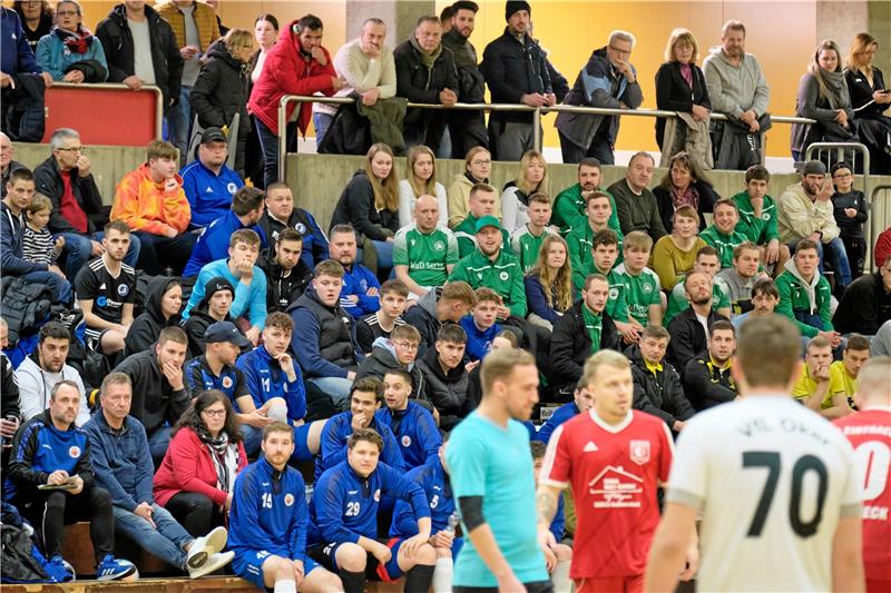 Ein großes Herz und kurze Lunten Auch wenn hier vor allem Spieler für die entsprechende Optik sorgen: Die Hallenturniere, hier das der FG Vienenburg in der Goldenen Aue, sind gut besucht. Foto: Drechsler