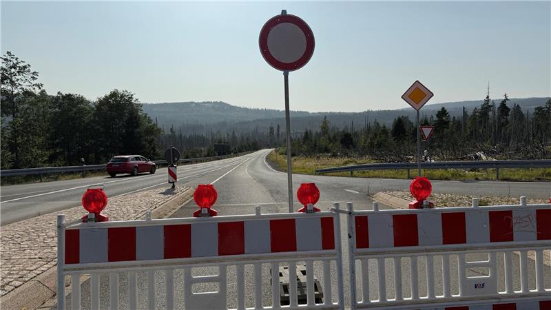 Landesbehörde liegt bei B242-Sanierung gut im Zeitplan Auch wenn sich der rote Wagen links nicht daran hält, die B242 ist jetzt zwischen Einmündung zur B4 und Oderteich voll gesperrt.